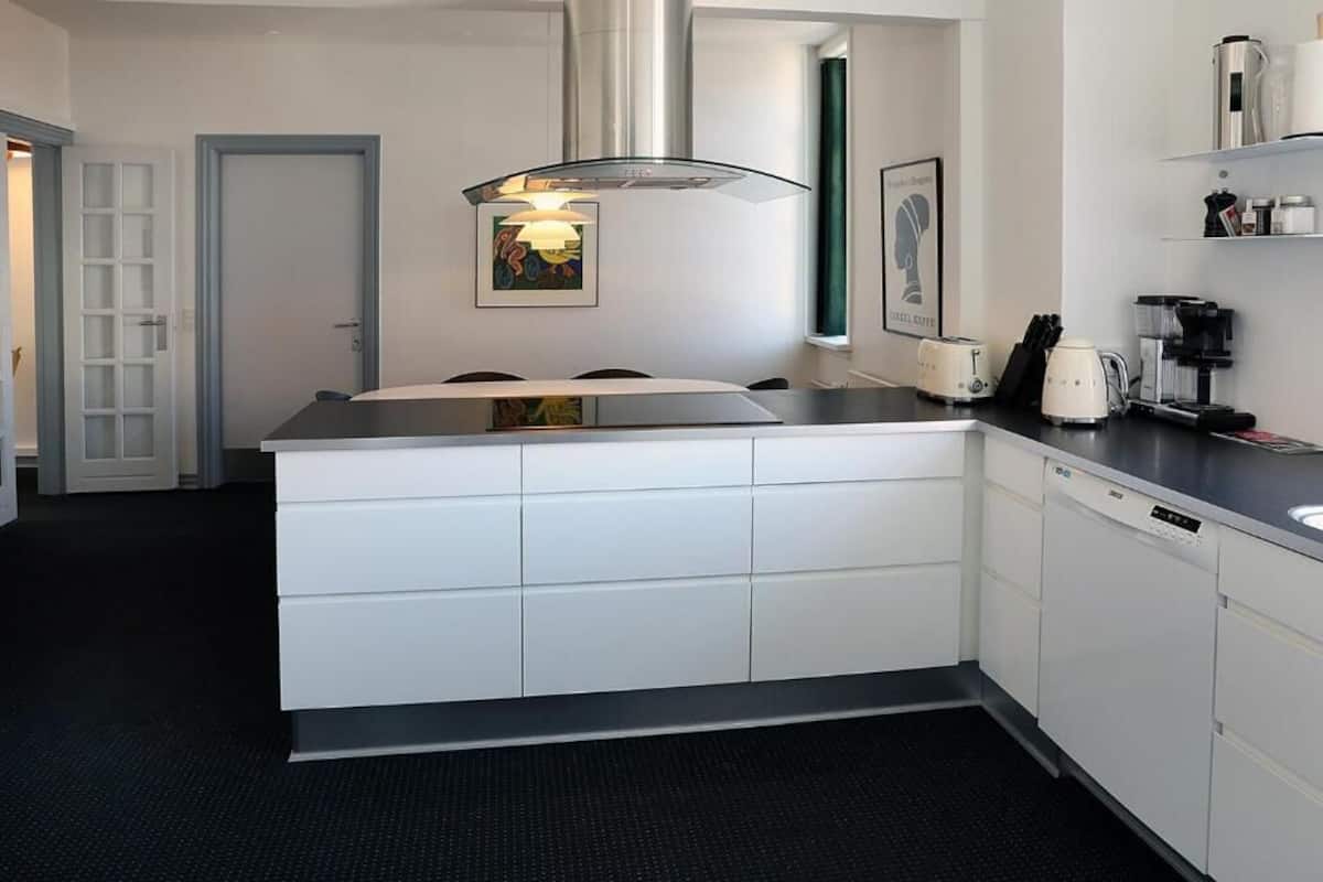 Desk, laptop workspace, free WiFi, bed sheets