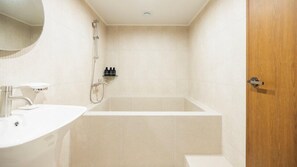 Spa Room | Badrum | Gratis toalettartiklar, hårtork, badrock och tofflor