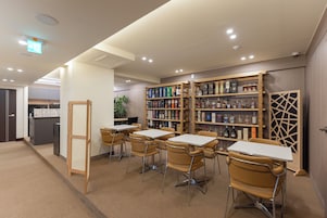 Una biblioteca con estanterías y mesas.