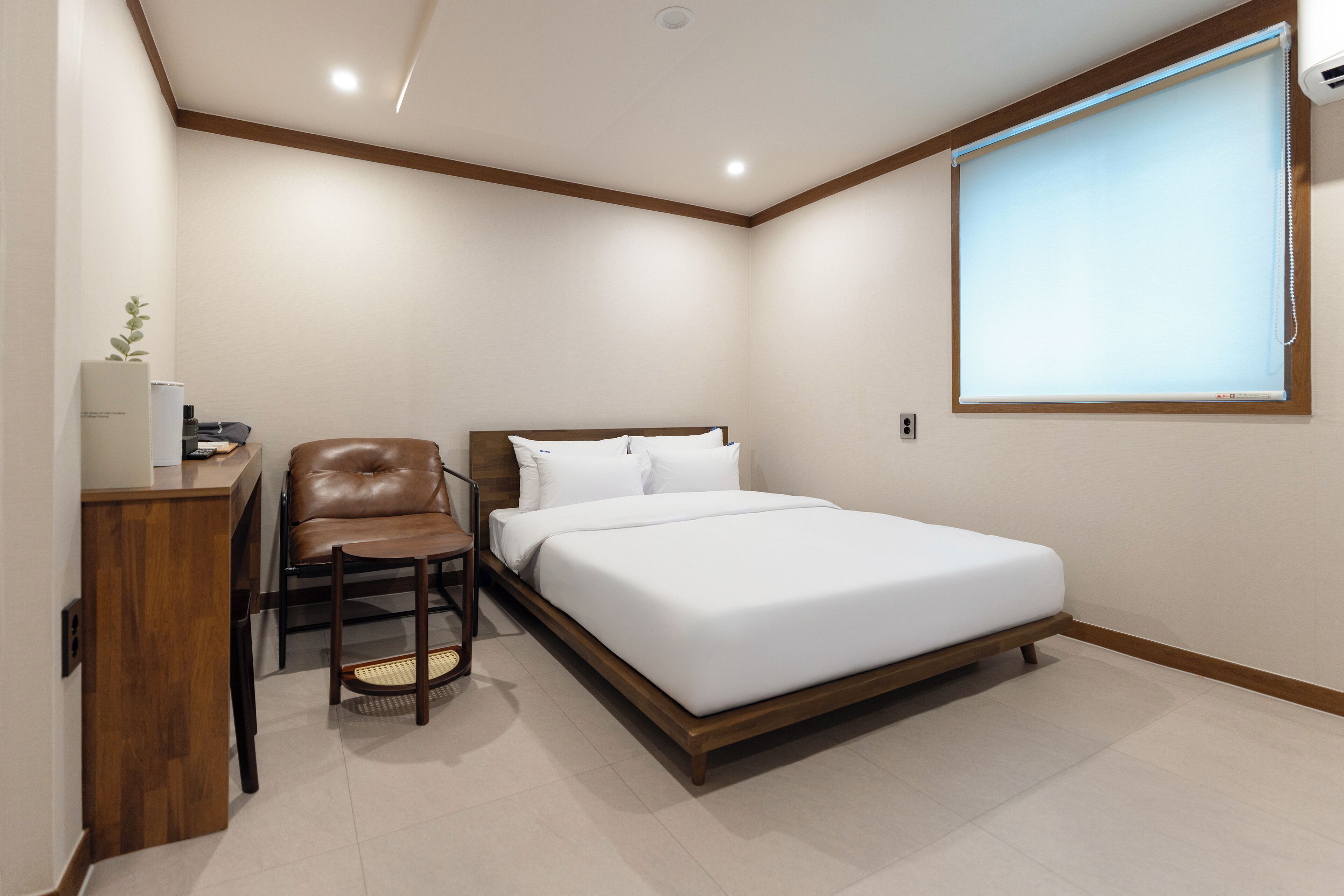 Desk, blackout drapes, soundproofing, free WiFi