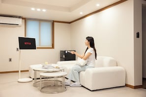 Music Room | Desk, blackout curtains, soundproofing, free WiFi