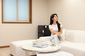 Movie Room Plus | デスク、遮光カーテン、防音設備、WiFi (無料)