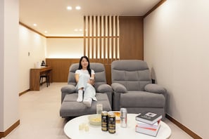 Movie Room | Escritorio, cortinas blackout, insonorización y wifi gratis