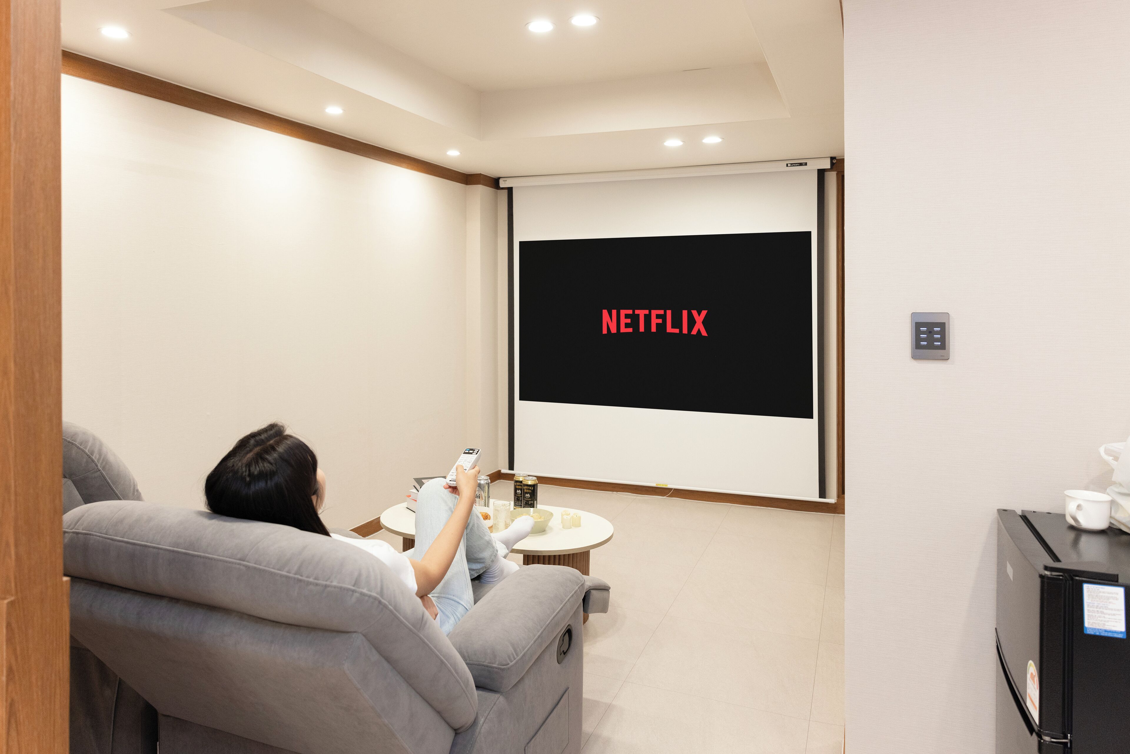 무비룸 | 책상, 암막 커튼, 방음 설비, 무료 WiFi