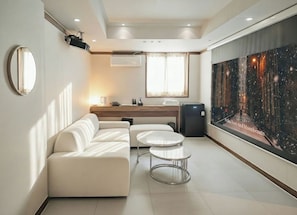 Movie Room Plus | Escrivaninha, cortinas blackout, quartos à prova de som