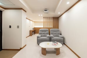 Movie Room | Escritorio, cortinas blackout, insonorización y wifi gratis