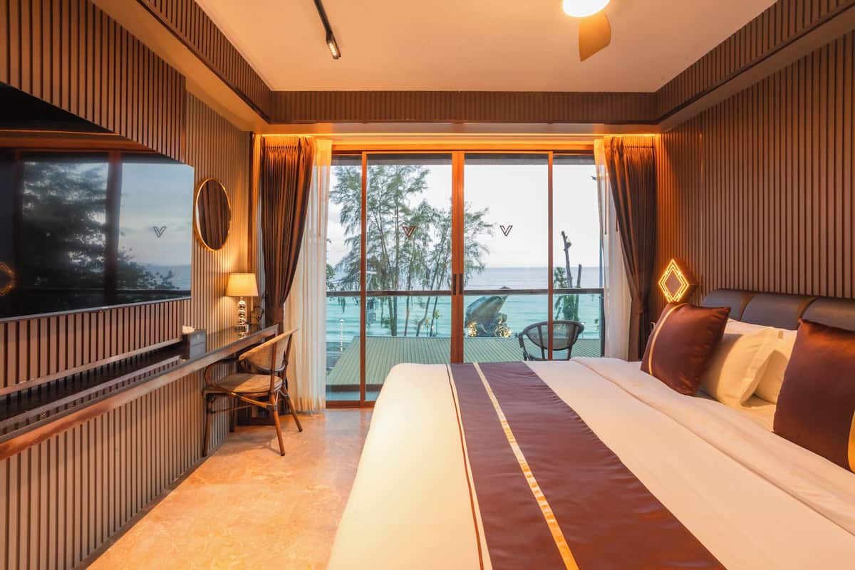Premier Room, Sea View | Desk, free WiFi, bed sheets