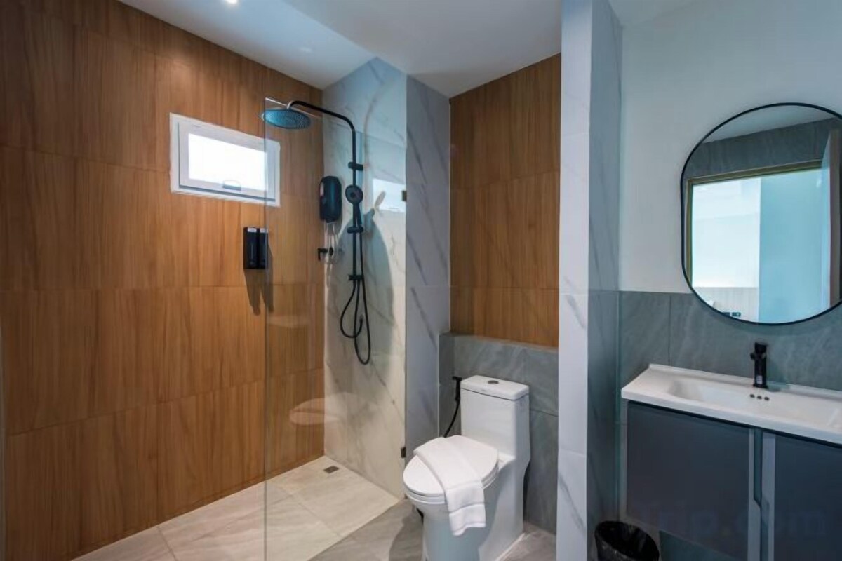 Bathroom | Free toiletries, soap, shampoo, toilet paper