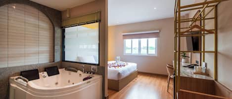 Exclusive Double Room | Bathroom | Combined shower/tub, free toiletries, soap, shampoo