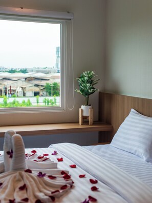 Desk, soundproofing, free WiFi, bed sheets - THE MOMENT (Khlong Luang)