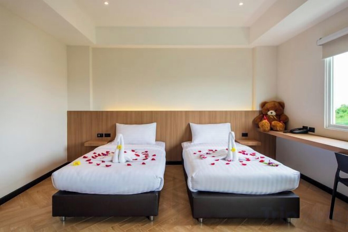 Desk, soundproofing, WiFi (free), bed sheets