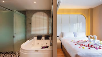 Habitación doble exclusiva | Baño | Tina con regadera, amenidades de baño gratuitas, jabón, shampoo