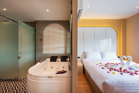 Exclusive Double Room | Bathroom | Combined shower/tub, free toiletries, soap, shampoo