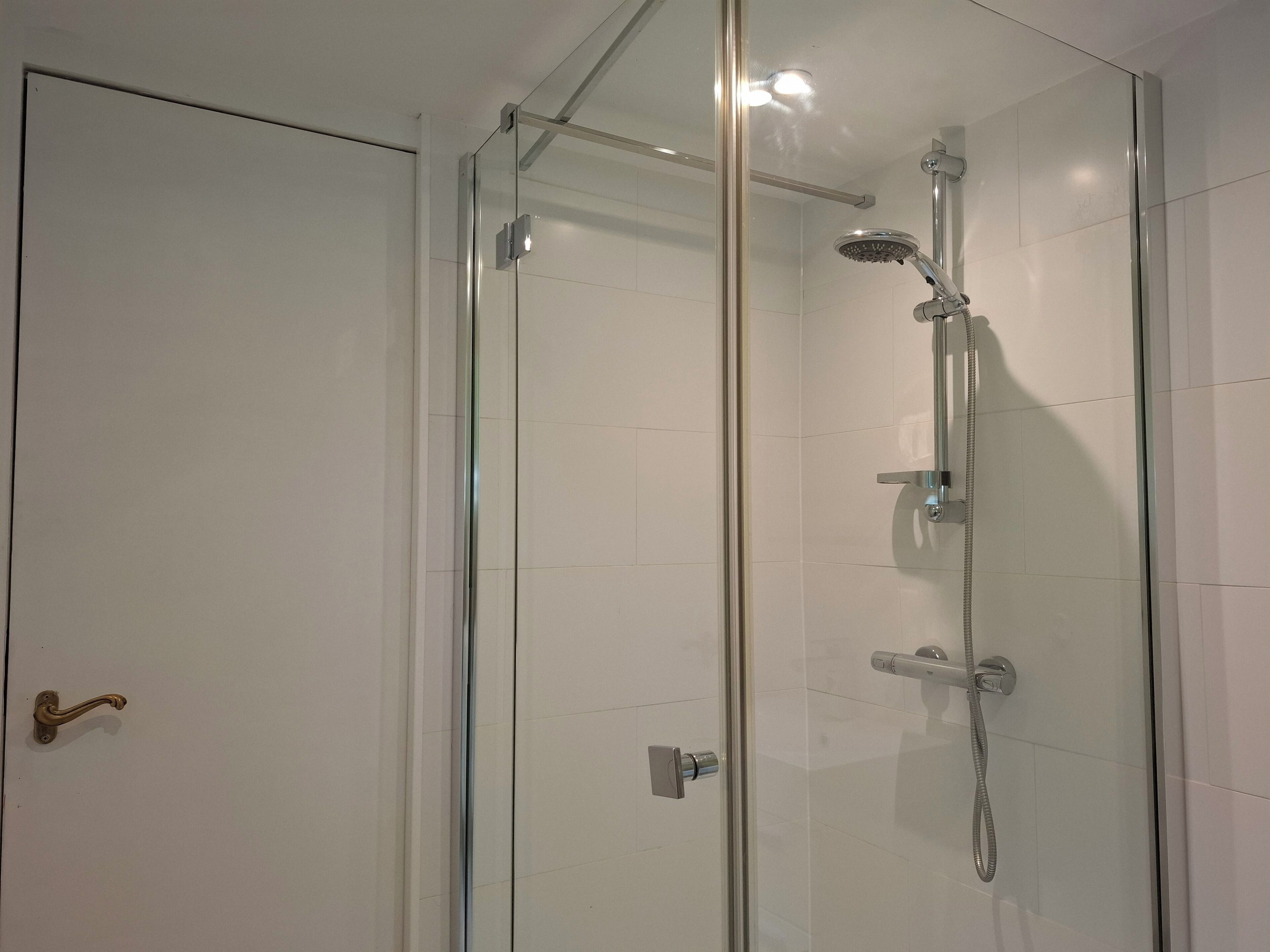 Douche, sèche-cheveux, serviettes fournies
