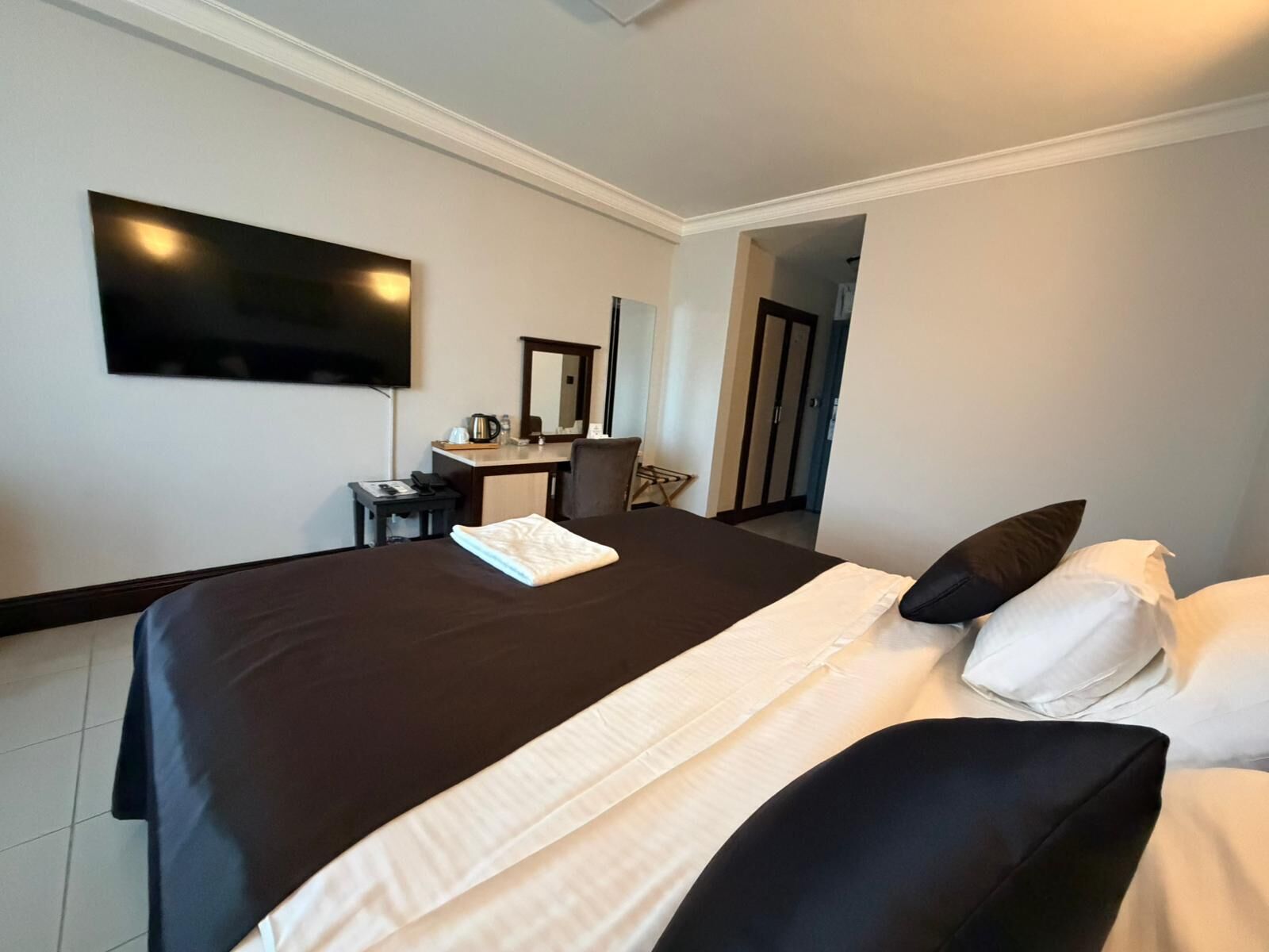 双人房（单人入住）, 1 张特大床, 城市景观 | 客房内保险箱、办公桌、笔记本电脑工作区、遮光窗帘