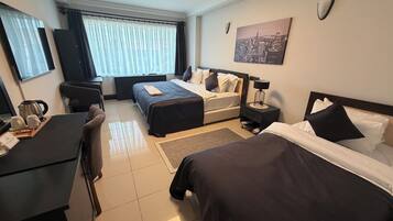 Caja de seguridad en la habitación y escritorio