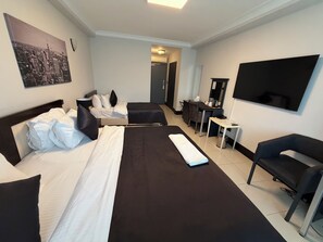 Tomannsrom | Safe på rommet, skrivebord og skrivebord for bærbar PC