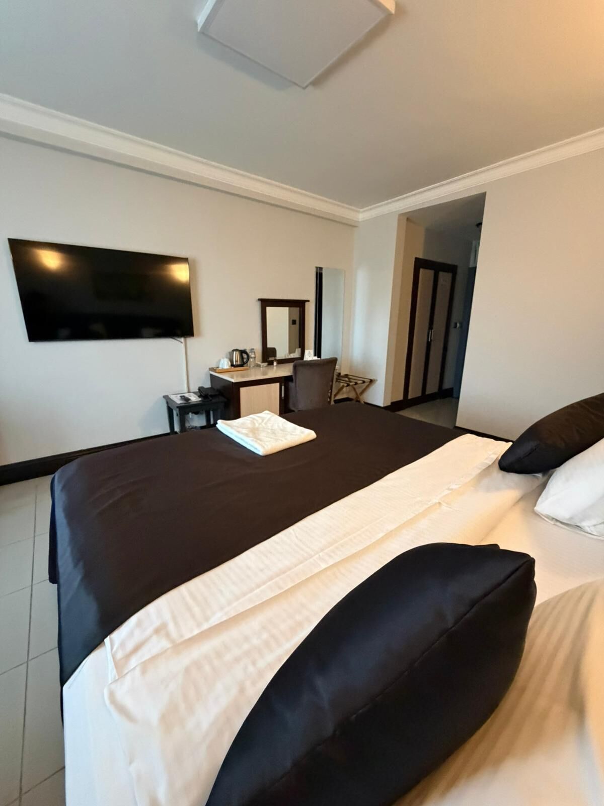 雙人房單人入住, 1 張特大雙人床, 城市景觀 | 客房內保險箱、書桌、筆電工作空間、遮光布/窗簾