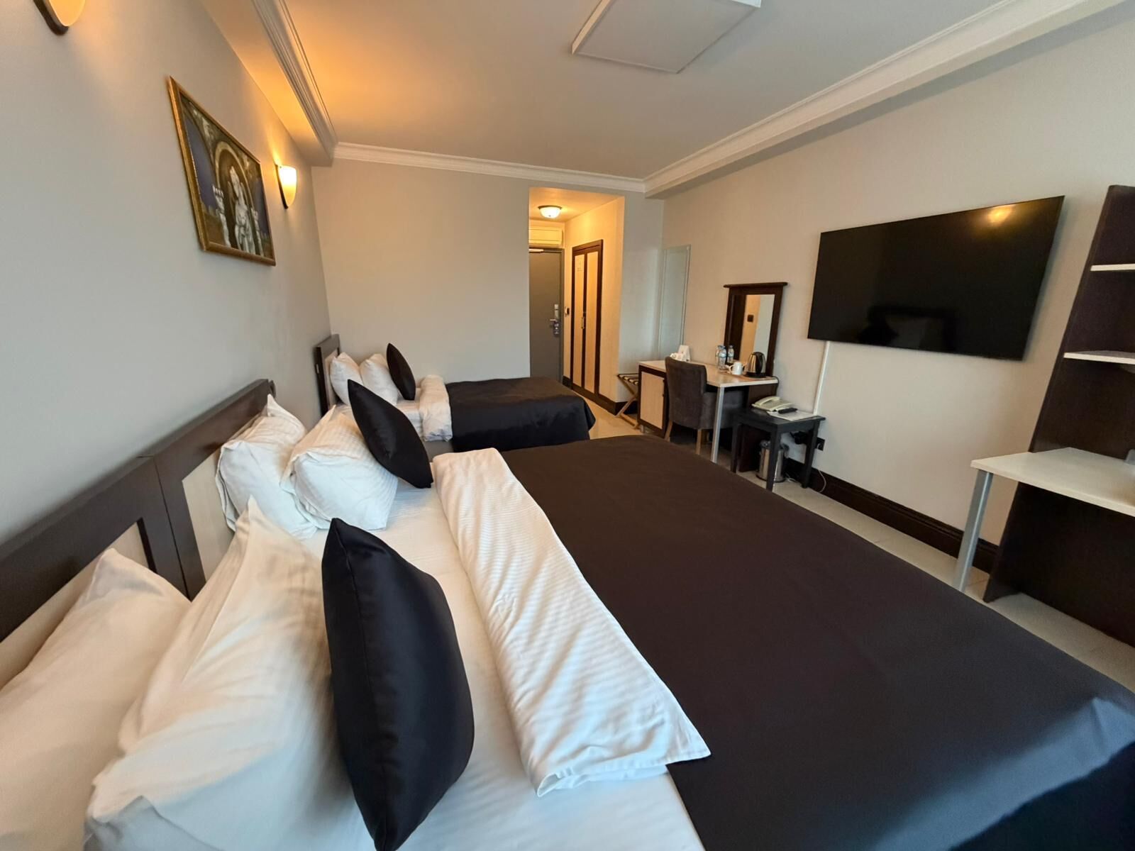 双床房 | 客房内保险箱、办公桌、笔记本电脑工作区、遮光窗帘