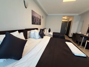 双床房 | 客房内保险箱、办公桌、笔记本电脑工作区、遮光窗帘