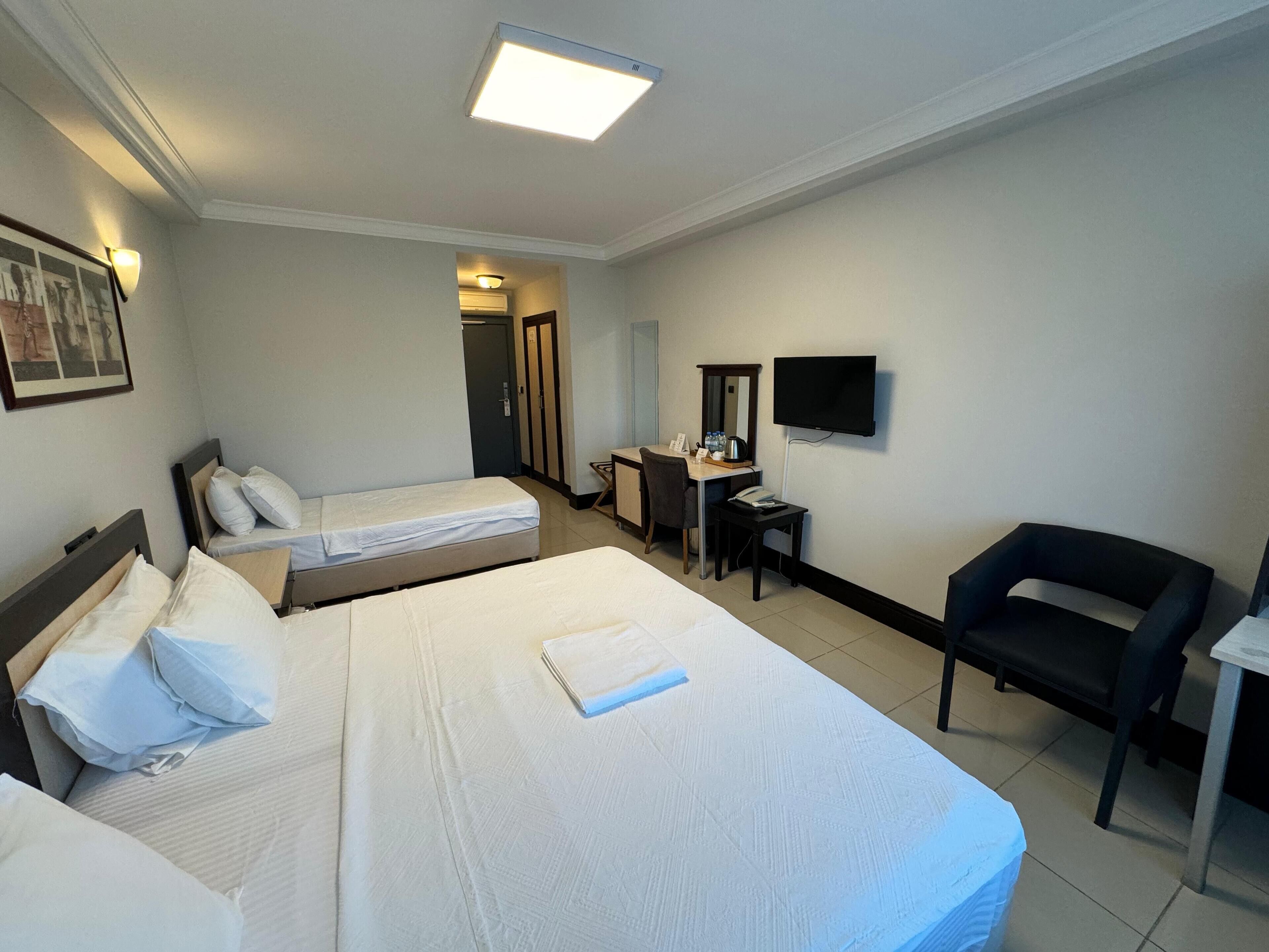 Tvåbäddsrum | Värdeförvaringsskåp på rummet, skrivbord och arbetsyta för laptop