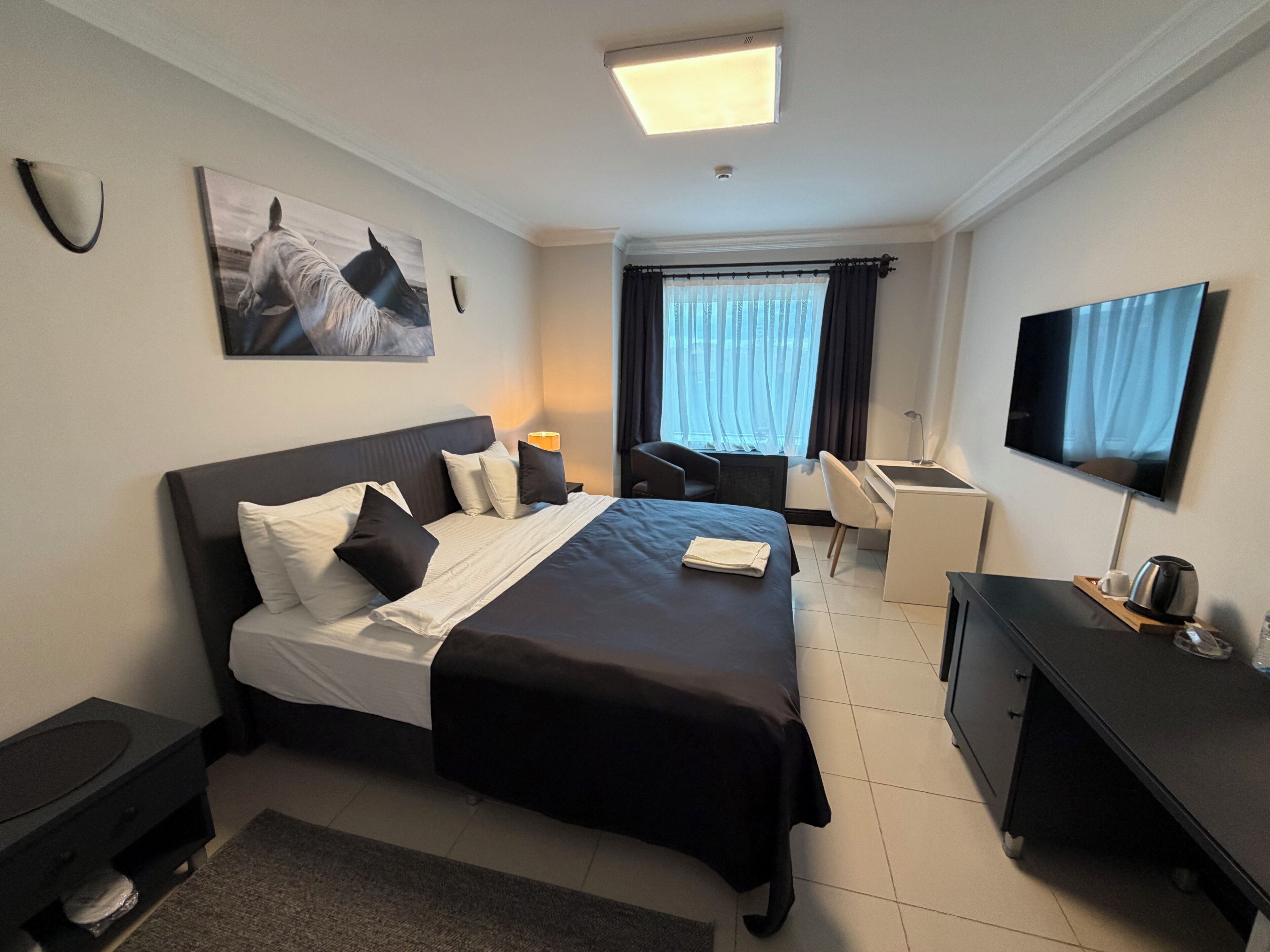 Tweepersoonskamer, voor 1 persoon, 1 kingsize bed, uitzicht op stad | Een kluis op de kamer, een bureau, een laptopwerkplek