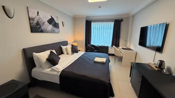 Tweepersoonskamer, voor 1 persoon, 1 kingsize bed, uitzicht op stad | Een kluis op de kamer, een bureau, een laptopwerkplek