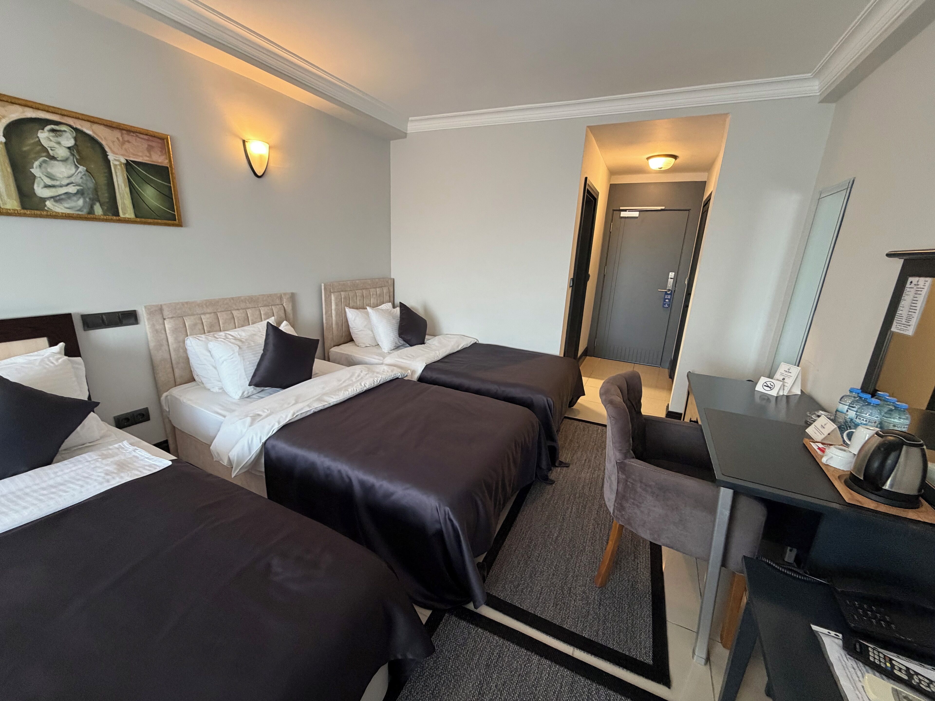 Vierpersoonskamer | Een kluis op de kamer, een bureau, een laptopwerkplek