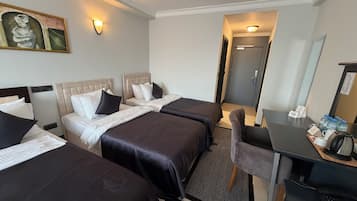 Vierbettzimmer | Zimmersafe, Schreibtisch, laptopgeeigneter Arbeitsplatz