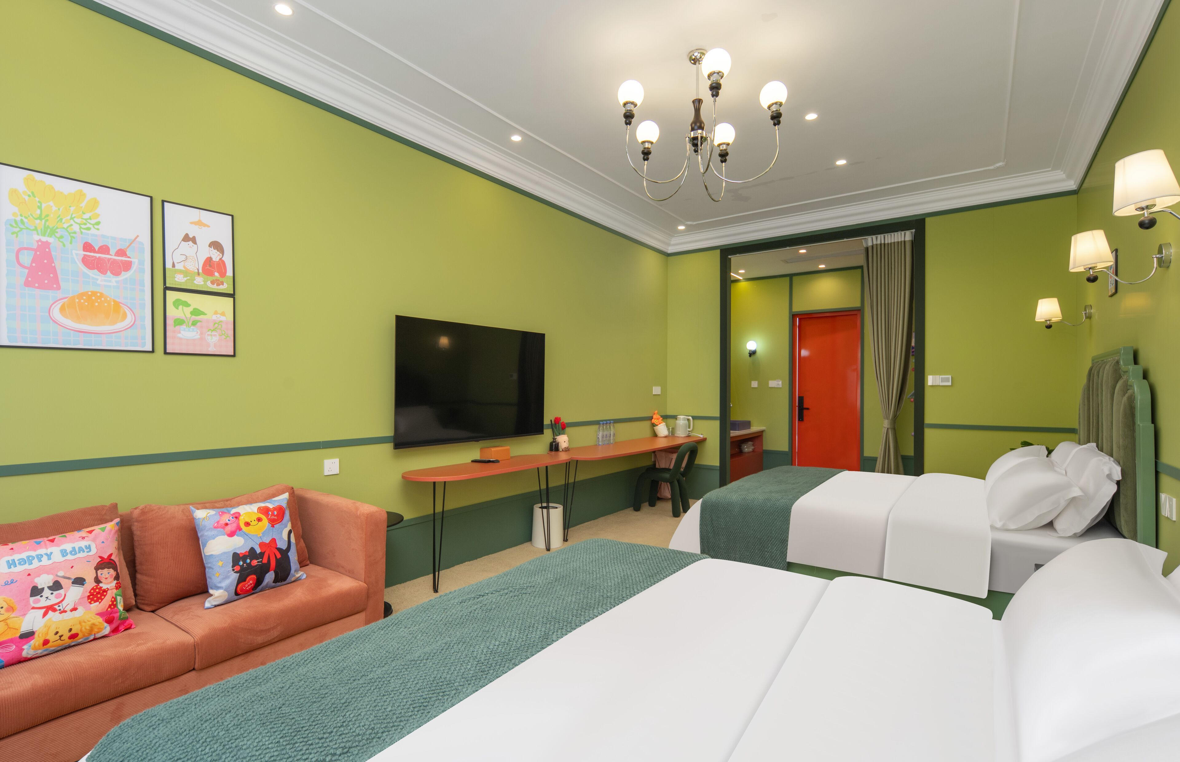 Une chambre d’hôtel avec deux lits, un bureau, une télévision et des murs verts.