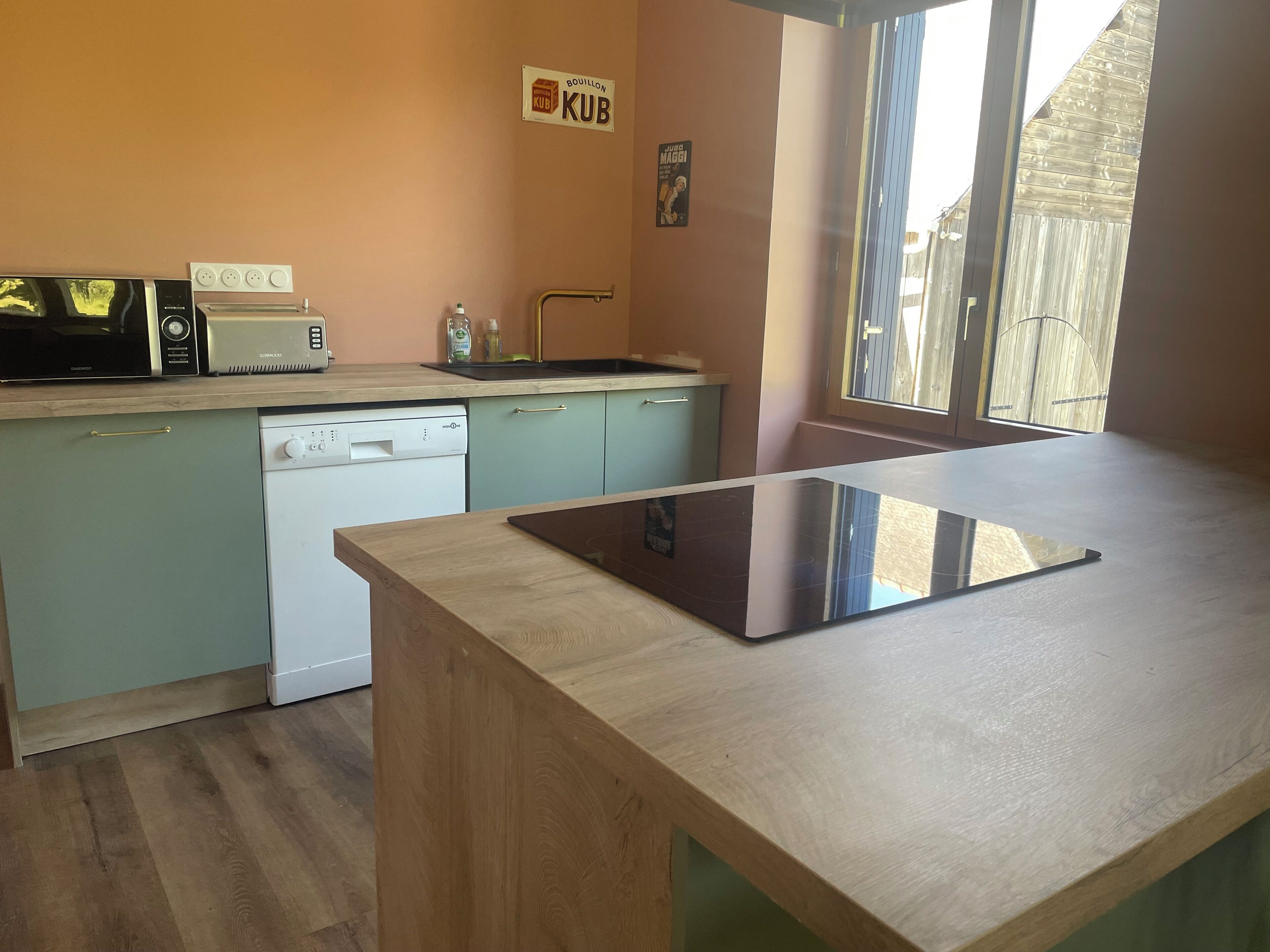 Tủ lạnh, lò vi sóng 