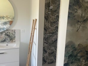Premium kamer, niet-roken | Badkamer | Een douche, een regendouche, een haardroger, handdoeken