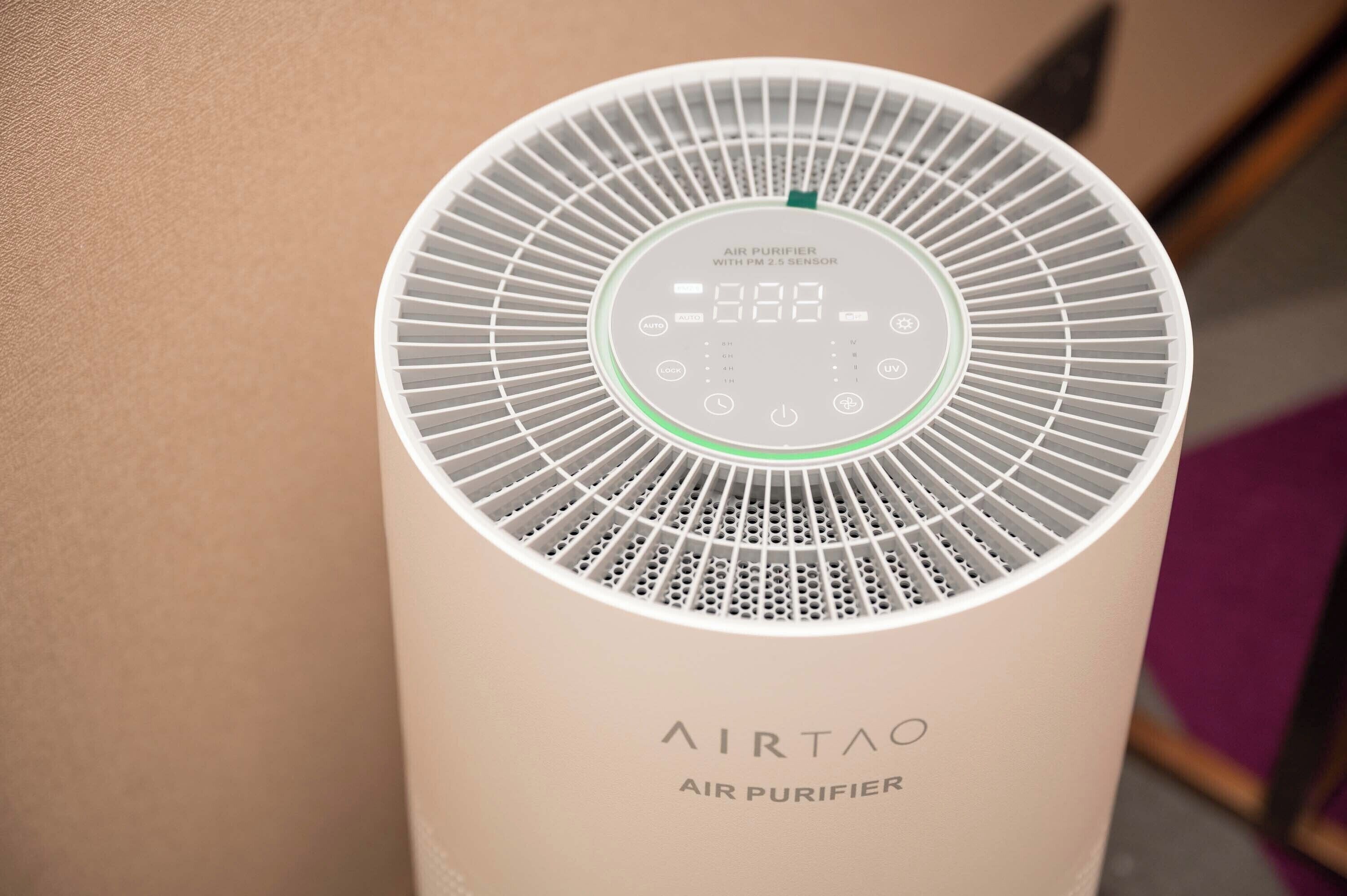 Ein Luftreiniger mit digitaler Anzeige und einem PM 2.5-Sensor.