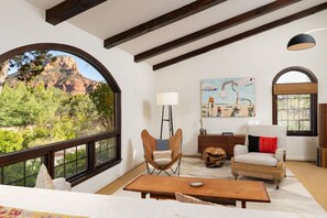 Smart TV, lareira, mesa de pingue-pongue