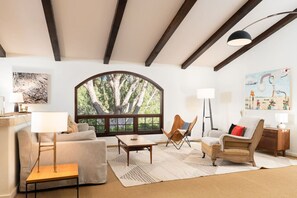 Smart TV, fireplace, ping pong