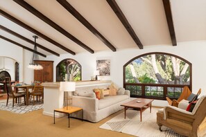 Smart TV, fireplace, ping pong