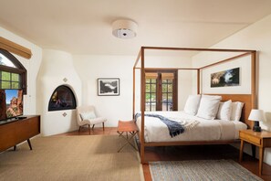 3 bedrooms, desk, iron/ironing board, travel crib
