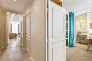 Apartamento, vistas a la ciudad | Ropa de cama hipoalergénica y colchones con acolchado adicional