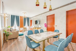 Apartamento, vistas a la ciudad | Zona de estar | Una oficina