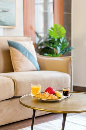 Petit déjeuner servi tous les jours en supplément