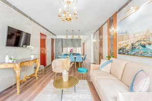 Apartamento, vista para a cidade | Área de estar | Escritórios