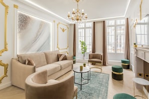 Apartamento, vista para a cidade | Área de estar | Escritórios