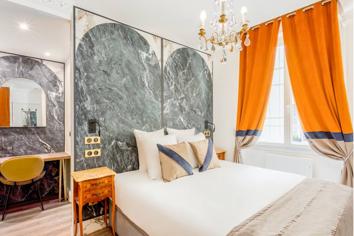 Appartement, vue ville | Coffres-forts dans les chambres, rideaux occultants