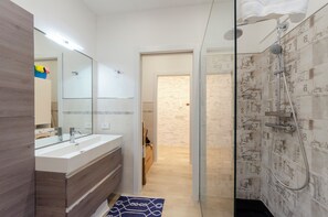Apartment, 2 Bedrooms, Balcony, Partial Sea View | Bathroom | Shower, bidet - Spacious flat with Balcony (Sestri Levante)