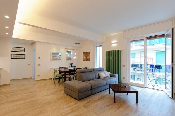 Comfort Apartment, City View | Living area