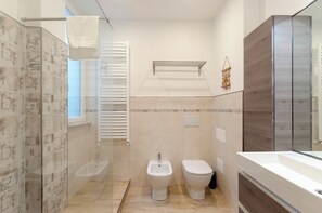 A bathroom with a bidet, toilet, and a large mirror. - Spacious flat with Balcony (Sestri Levante)
