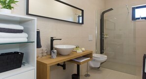 Douche, sèche-cheveux, serviettes fournies, savon