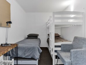 2 bedrooms, iron/ironing board, WiFi