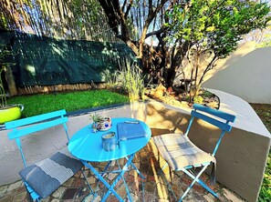 Outdoor dining - The "Zen-Den": Subtle Charm & Luxury in Bryanston (Sandton)
