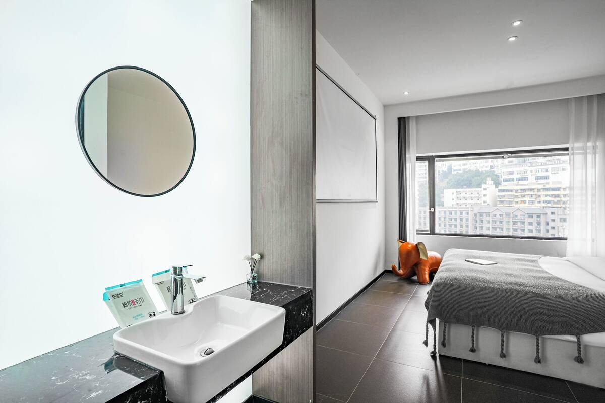 Classic Double Room, City View | Desk, free WiFi